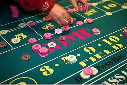 မြန်မာ Online Gaming မိုဘိုင်း APP ကစားနေသောမြင်ကွင်း